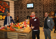 ijk, zo laat je zien wat je verkoopt! Vlnr Jeroen Prins (Purple Pride), Dylan van Raaij (Paprico/Sweetpoint) en Stef Baetings van Prominent in de stand van DOOR